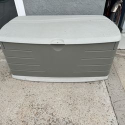 RUBBERMAID STORAGE SHED DECK BOX
