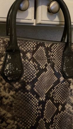 Snake skin Michael Kors pocketbook .Some stains on https://offerup.co/faYXKzQFnY?$deeplink_path=/redirect/’s still usable.