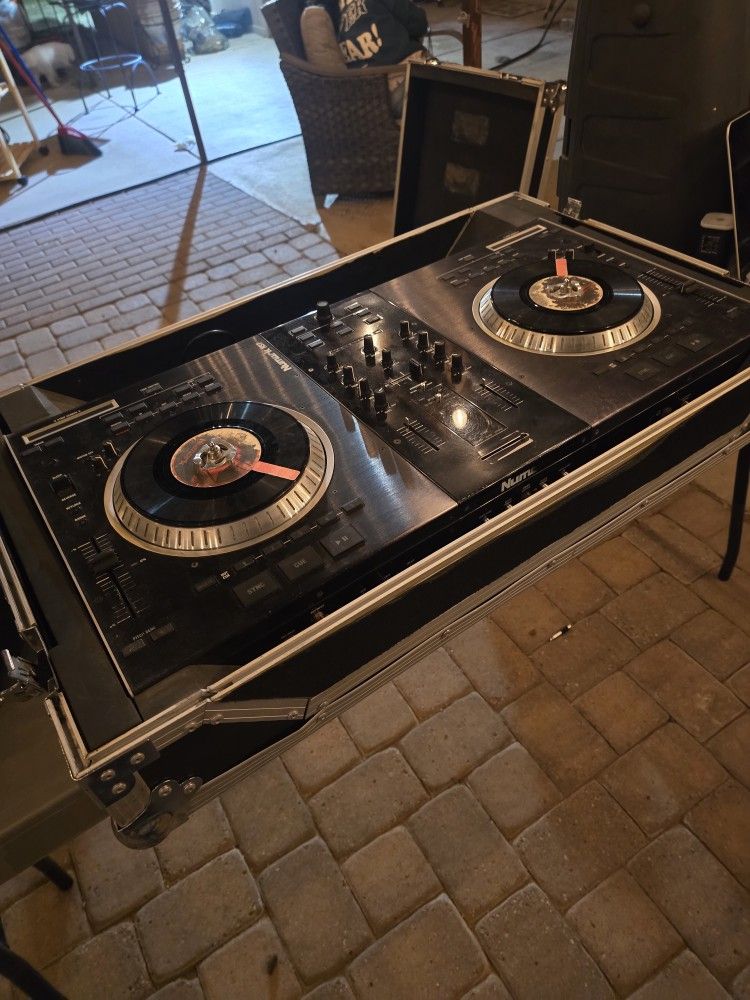 Numark ns7 dj system with road case 
