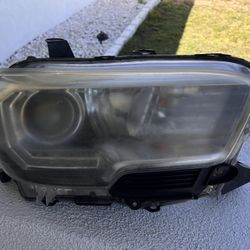 2016-2023 Toyota Tacoma passenger headlight