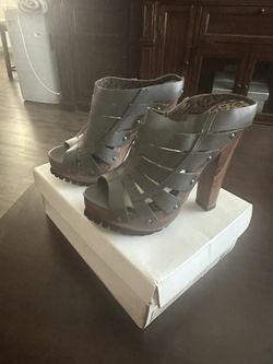 Calvin Klein Grey Metallic Cross Hatch Heels Size 6.5