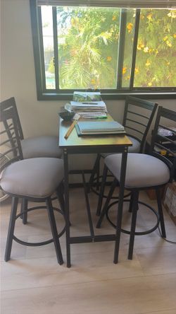 4 sturdy bar stools w/table
