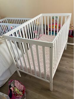 Crib with Mattress and sheet