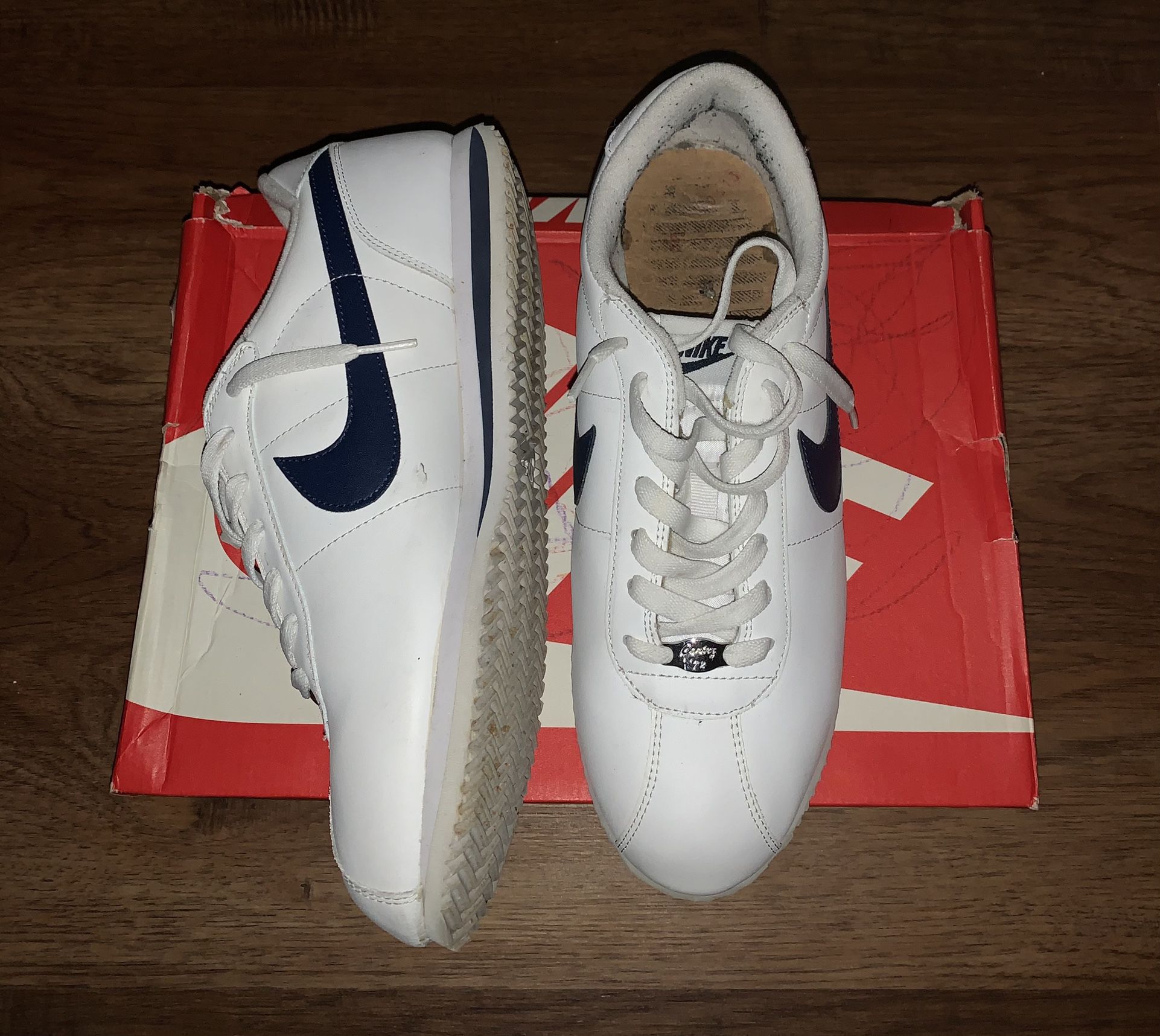 Nike Cortez White/Navy for Sale in Grapevine, - OfferUp