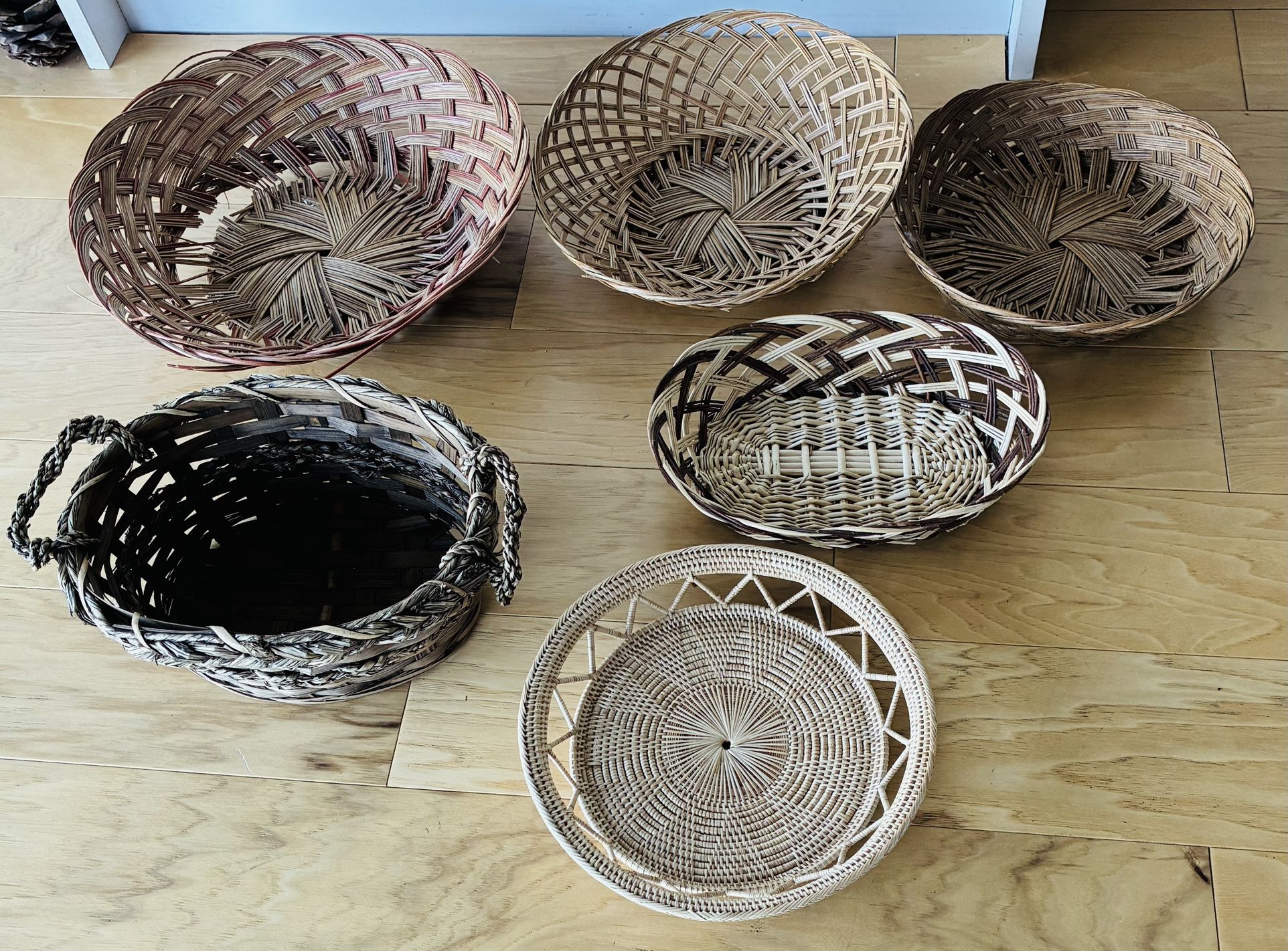 Baskets, 4 Round 9”-14” Diameter and 2 Oval 7”X11”.