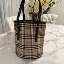 Authentic BURBERRY bag Great Condition 