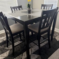 Dining Room Set With 4 Chars $150 OBO 