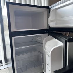 INSIGNIA 2-Door Campact Refrigerator