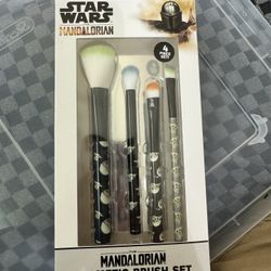 Star Wars 4 Piece Set Of Cosmetic Brushes / Brand New 