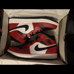 DS JORDAN 1 MID CHICAGO SIZE 9.5