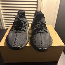 Yeezy 350 V2 “Onyx” – Size 10