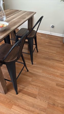Set of 4 counter height chairs like new