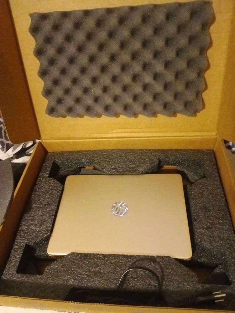 HP 14" Rose Gold Touchscreen Laptop ( 2021 Model )