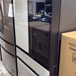 Samsung family hub refrigerator