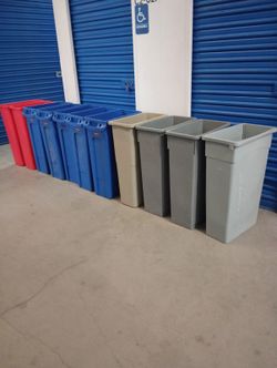 Solid Plastic trash can restaurant quality in good conditions