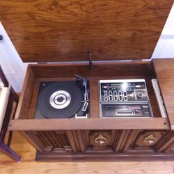 Récord Player Eight Track.  Am/FM Radio Stereo Console