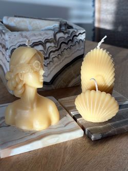 candles made from 100% natural beeswax. Bust, shells and honey aroma are all you need to create a magical atmosphere