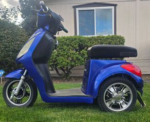 Electricity Blue color 3 wheel scooter 4 sale.