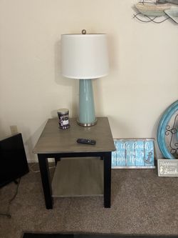 Set of 2 end tables