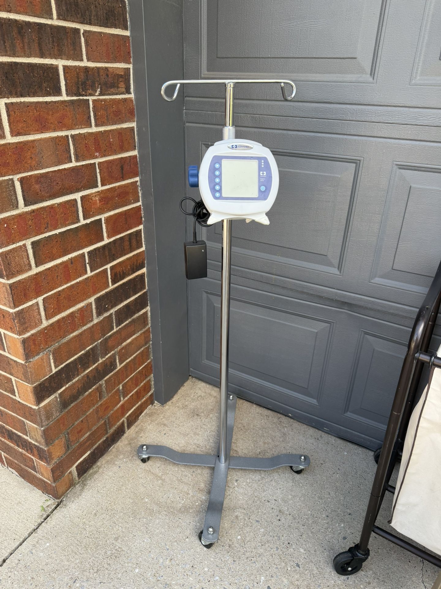 Covidien Kangaroo ePump Enteral Feeding Pump With Roillimg IV Pole