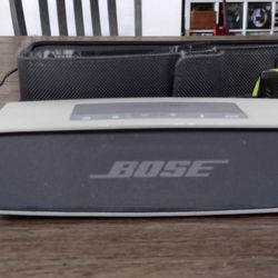 Bose SoundLink Portable Bluetooth Speaker With Bag And Charger 
