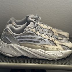 Yeezy 700 v2 9 Men Used