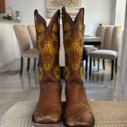 Brown boots with sunflower