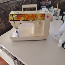 Sewing Machine, Singer Mid 1960s, Excellent Condition!