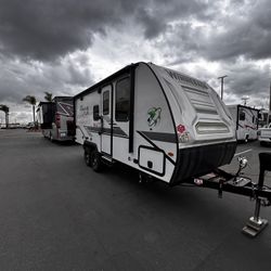 2022 Winnebago Micro Minnie FLX 2108DS – Boondock-Ready Travel Trailer