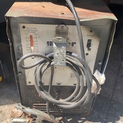 WELDER DASH MILLER 180 WITH LEADS