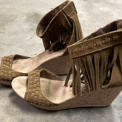Minnetonka Women Wedge Heels  Sz 9