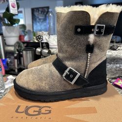 Ugg Australia Women's Short Dylyn Black Tan Sheepskin Buckle Boot Size 7 US With Box