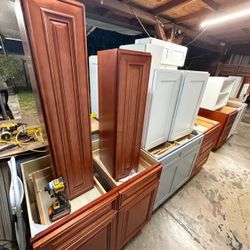 Kitchen Cabinet Set Mixed Styles and Finishes