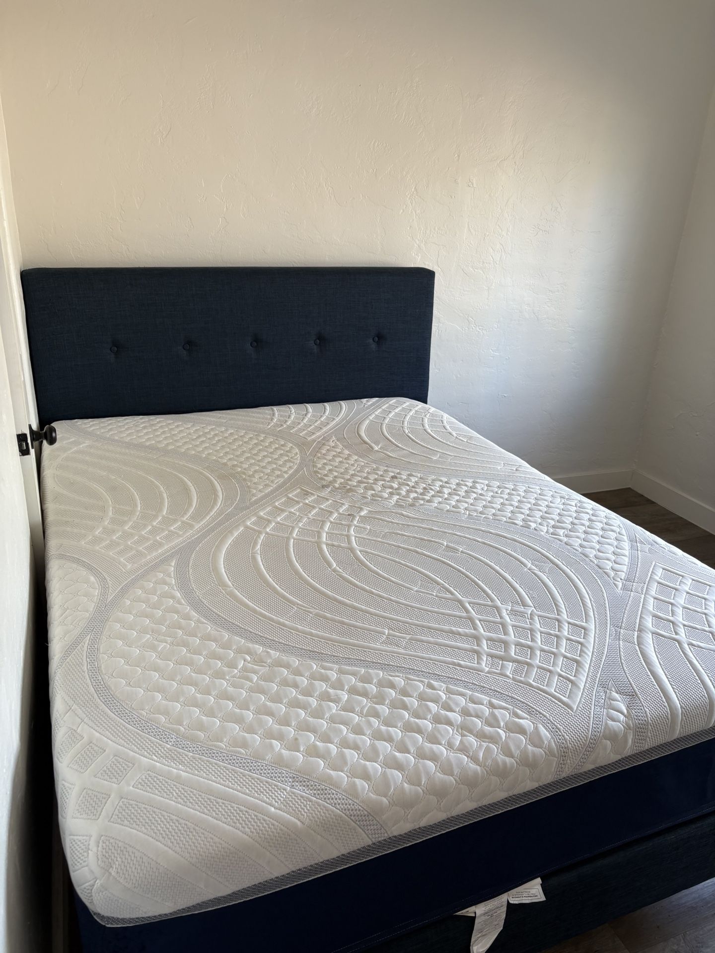 Bed/Bed Frame