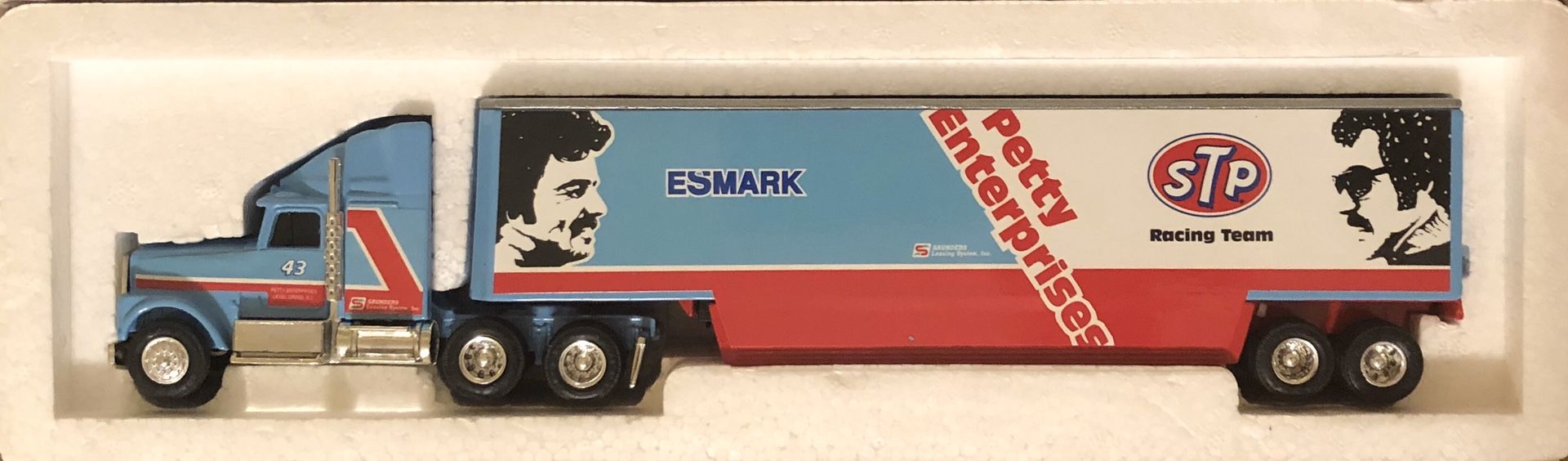 1992 Ertl Replica Transporter 1:64 Petty Enterprises - NEW