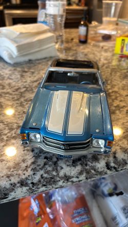 1:18 scale Maisto 1971 Chevrolet Chevelle SS 454 Convertible in blue with white stripes.
