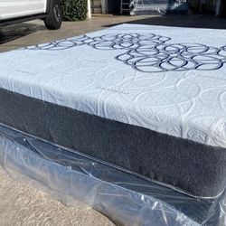 Queen Bamboo Hybrid Cooling Gel Memory Foam Mattress!!