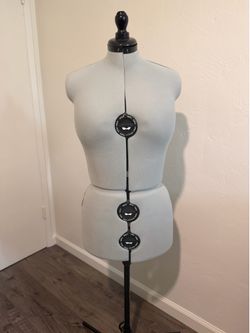 Adjustable dress form