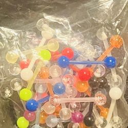 BAG OF COLORFUL ACRYLIC TOUNGE RINGS