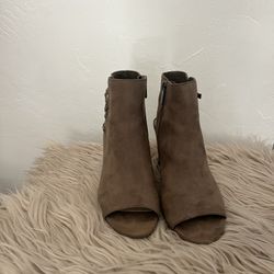 7 1/2 Taupe suede Heels 