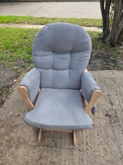 Silla mecedora y ottoman mecedora de madera excelentes condiciones $150 envio a domicilio costo extra