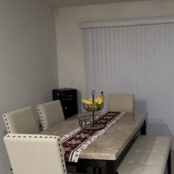 Dining Room Set In Excellent Condition