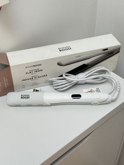 Bondi Boost Aloe Infused Flat Iron. Brand New!