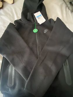 Black Nike tech size medium in kids!!!