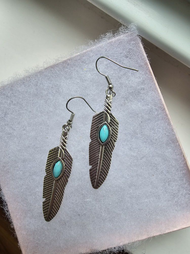 TURQUOISE BOHO NAVAJO FEATHER DROP DANGLE TREND ON NEW SILVER HYPERALLERGENIC EARRINGS 