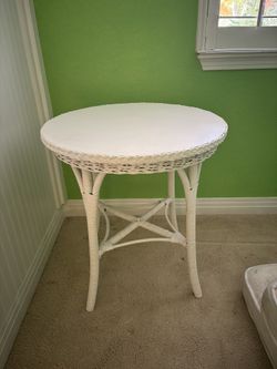 White Antique Wicker Round Table