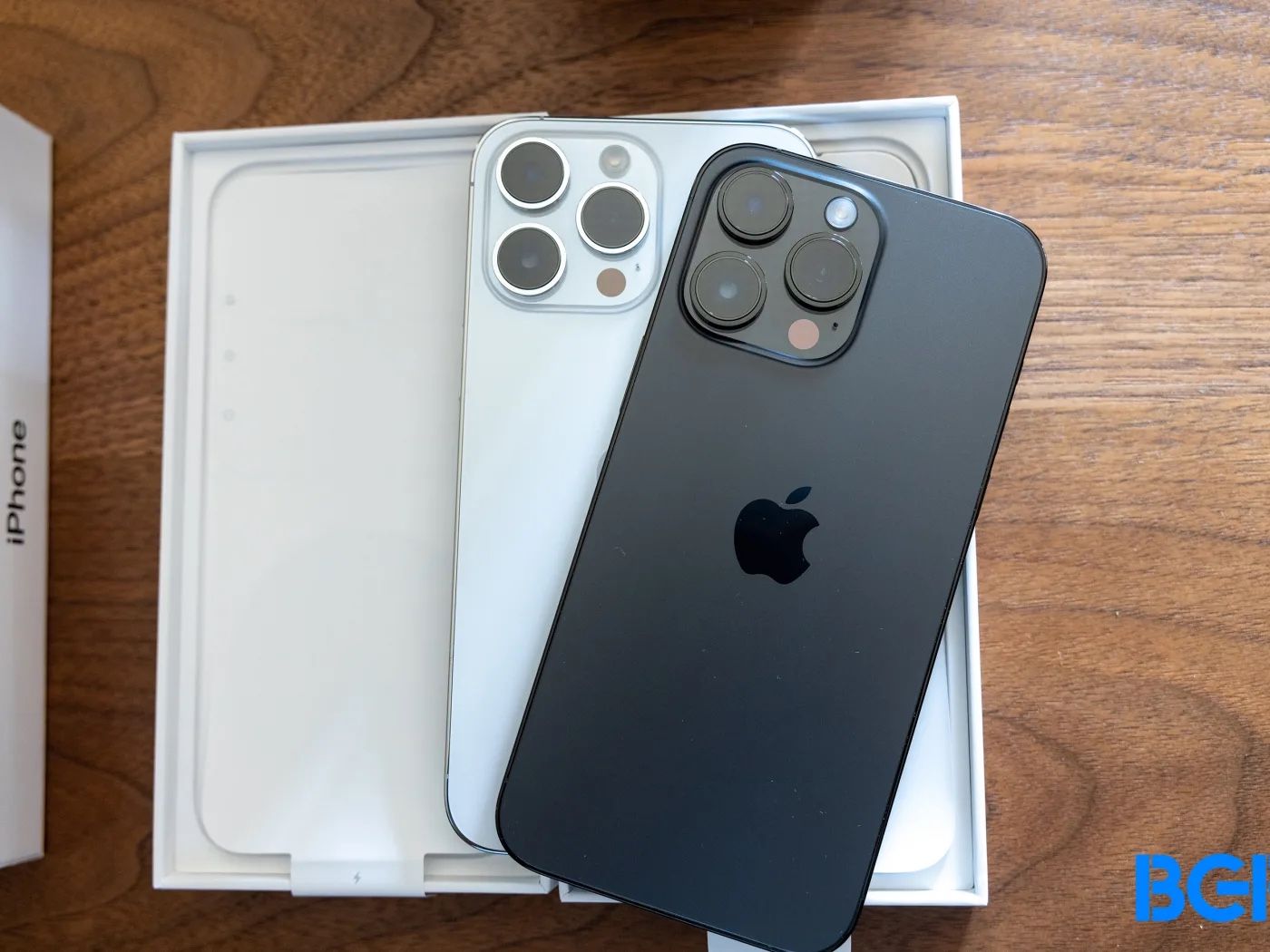 Apple iPhone 14 Pro Max - 1TB - Space Black (Verizon) in excellent condition The phone is in mint condition hardly used there is a slight blemish on