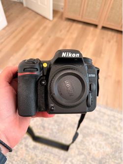 Nikon D7500 Camera Kit – 18-300mm VR Lens, SB-700 Flash, 4 Batteries & Charger