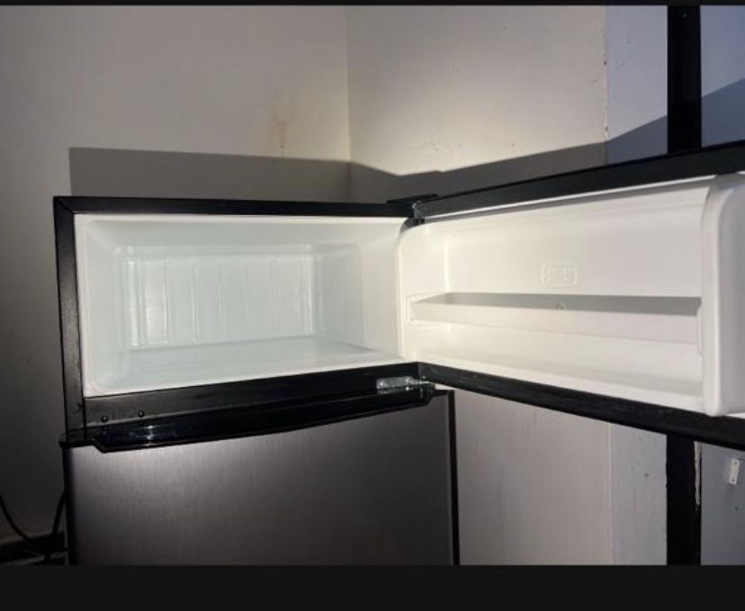 Compact Fridge: “Black + Decker 3.2 CU. FT” Dorm fridge (WHITE) for Sale in  South Bend, IN - OfferUp