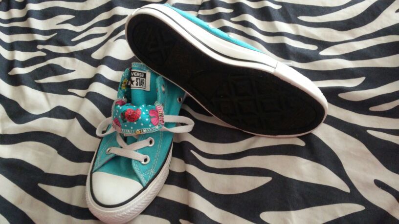 New size 6 girls converse